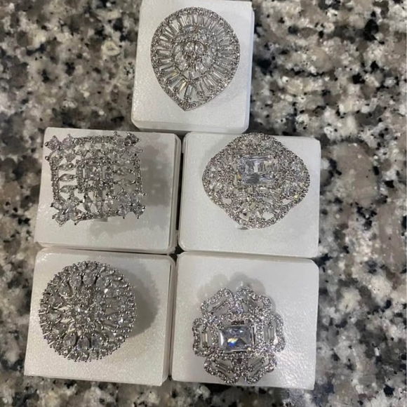 Elegant Silver Diamond Ring - Picture 5 of 5